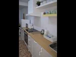 Кухня або міні-кухня у Exceptional Fully Refurbished with Stunning Bathroom 1 bed Apartment