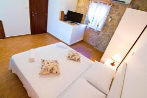 ein Zimmer mit einem weißen Tisch mit zwei Kissen darauf in der Unterkunft Luxury Old Town Suites in Split