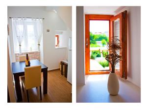 eine Küche und ein Esszimmer mit einem Tisch und einem Fenster in der Unterkunft Luxury Old Town Suites in Split
