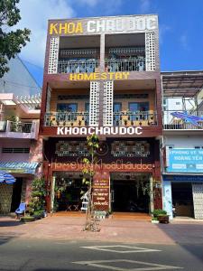 un edificio con un cartel en la parte delantera en Homestay Khoa Chaudoc, en Chau Doc