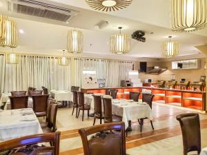 A restaurant or other place to eat at Victoria Crown Plaza Hotel