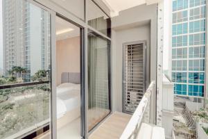 En balkong eller terrass på EMKA Lodge studio room the vertu apartemen ciputra world surabaya