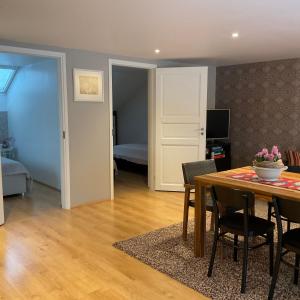 オテパーにあるApartment Meranoのリビングルーム(ダイニングルームテーブル付)、ベッドルーム1室が備わります。