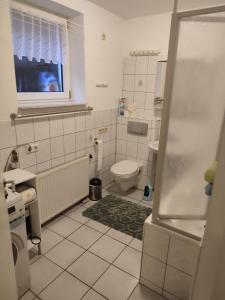 een badkamer met een toilet en een wastafel bij FeWo Am Neckarsteig in Neckarsteinach