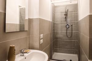 a bathroom with a sink and a shower at Etruria Airport in Pisa