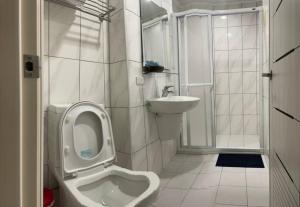 biała łazienka z toaletą i umywalką w obiekcie 竹山7號民宿 w mieście Kuei-lin-li