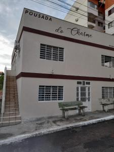 un edificio con un banco delante de él en Rio Quente Pousada do Charme, en Rio Quente