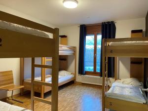 Tempat tidur susun dalam kamar di Geneva Hostel