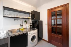 a kitchen with a sink and a washing machine at UBICACIÓN EXCELENTE para EXPLORAR la REGIÓN in Villabona