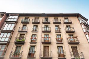 a tall building with balconies and plants on it at UBICACIÓN EXCELENTE para EXPLORAR la REGIÓN in Villabona