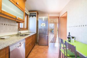 una cucina con frigorifero in acciaio inossidabile e bancone di Villa Capo a Búger