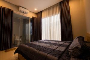 1 dormitorio con cama, ventana y ducha en Nemo Homestay, en Hue
