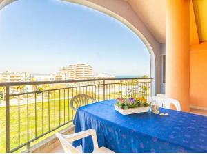 un tavolo blu su un balcone con vista sull'oceano di Punta Est A due passi dal MARE a San Salvo