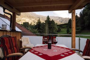 - une table avec deux verres de vin sur le balcon dans l'établissement Appartement New York, à Predlitz