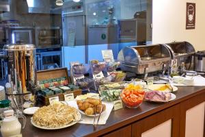 un buffet con muchos tipos diferentes de comida en una barra en Pioneer Luxe Hotel, en Saratov