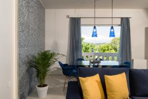 sala de estar con sofá azul y mesa en Majestic Villa, en La Canea