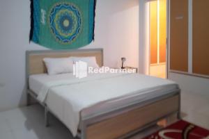 1 dormitorio con 1 cama en una habitación en Pasifik Hotel Sabang Mitra RedDoorz en Sabang