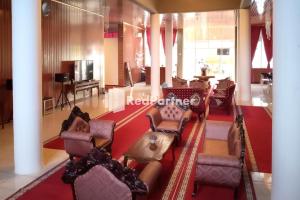 サバンにあるPasifik Hotel Sabang Mitra RedDoorzのロビー(椅子付)、リビングルーム(テレビ付)