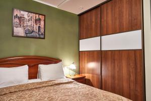 Säng eller sängar i ett rum på Pioneer Luxe Hotel