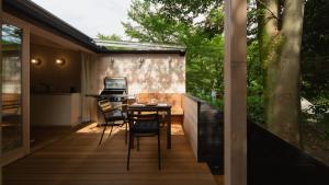 una pequeña terraza con mesa y sillas en una casa en Tokitama Himitsumichi COMORIVER - Vacation STAY 43686v, en Banshō