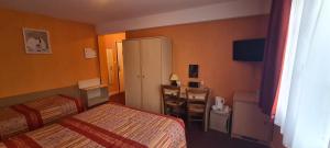 Кровать или кровати в номере Logis Hôtel Saint-Hubert