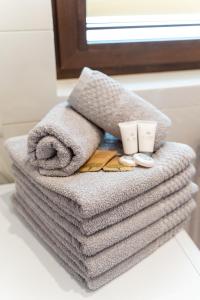 a pile of towels sitting on top of a bathroom counter at Apartamenty Blisko Słońca - Jacuzzi, Playgrounds in Nowy Targ