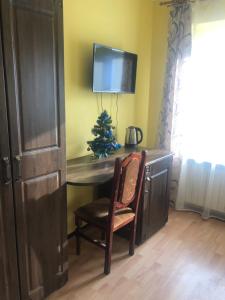 Zimmer mit Schreibtisch und Weihnachtsbaum drauf in der Unterkunft Europa in Rachiw