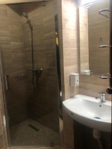 ein Bad mit einer Dusche und einem Waschbecken in der Unterkunft Europa in Rachiw