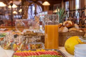 ロースブルクにあるLandgasthof Hotel Hirschのテーブル(食べ物付)とオレンジジュース
