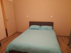 En eller flere senge i et værelse på Appartement montagne