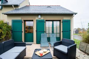 a patio with two chairs and a table at Le Cocon Cancalais in Cancale