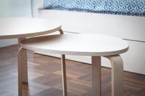 deux tables et deux tabourets dans une pièce dans l'établissement Appartement design avec terrasse, à Paris