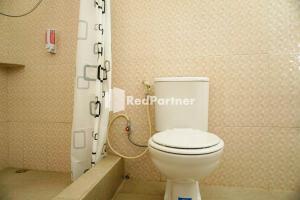 Vannituba majutusasutuses Griya Imafa Inn RedPartner near Jatim Park 2