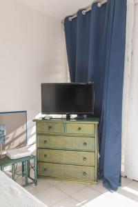 TV a/nebo společenská místnost v ubytování Un pied-à-terre face à la marina