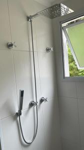 Un baño de UM OÁSIS EM CAMPOS - Lindo e Novo Ap - Próx a Capivari e ao lado da Fonte Simão - com Varanda Gourmet, Lareira & Calefação - UNIDADE COM VISTA PRIVILEGIADA PARA A FONTE 64 fotos más