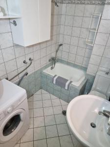 イラクリオン・タウンにあるCasa Centraleのバスルーム(シンク、洗濯機付)
