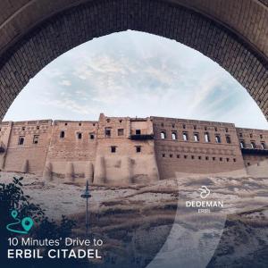 een uitzicht op een kasteel van onder een brug bij Dedeman Erbil Hotel City Center in Erbil