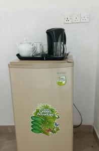 einen Kühlschrank mit einer Kaffeemaschine darüber in der Unterkunft Coral Reef Guest in Beruwala