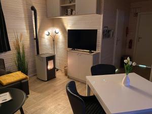TV a/nebo společenská místnost v ubytování Naturhaus Wassermann mit Boxspringbetten in ruhiger Lage, Meernähe