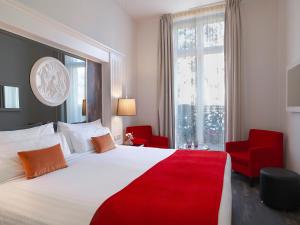 מיטה או מיטות בחדר ב-Hotel Paris Opera Affiliated by Meliá