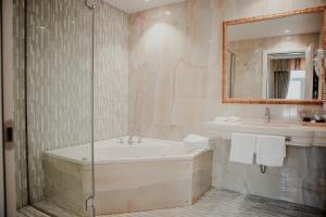 Ванная комната в Lot Boutique Hotel by Hotels and Preference