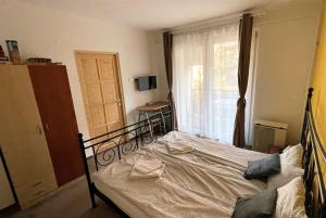 - une chambre avec un lit, une fenêtre et une fenêtre dans l'établissement Évi Apartman, à Eger