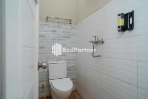 Koupelna v ubytování Yayah Rooms Bogor Syariah Mitra RedDoorz + 28 fotografií