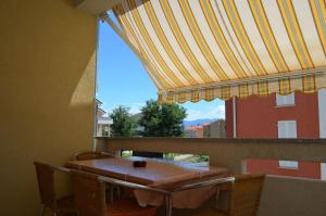 stół i krzesła na balkonie z oknem w obiekcie Apartment Ive w Bašce +10 zdjęć