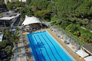 an overhead view of a swimming pool at a resort at Hotel Mirasole International in Gaeta