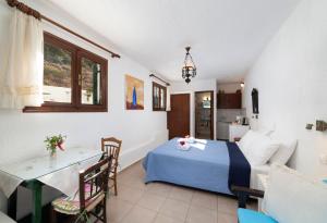 Кровать или кровати в номере Anemone Homes