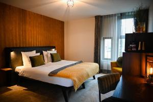 a hotel room with a bed and a window at Slot Hotel Schagen in Schagen