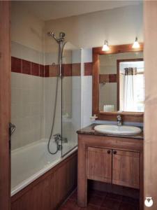 a bathroom with a tub and a sink and a shower at Tartiflat, Arc1950, 2 bed, Ski in Ski out, Arc 1950 in Bourg-Saint-Maurice