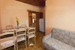 Kuchyň nebo kuchyňský kout v ubytování Apartment in Tucepi with sea view, balcony, air conditioning, WiFi 3674-1
