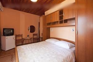 Postel nebo postele na pokoji v ubytování Apartment in Tucepi with sea view, balcony, air conditioning, WiFi 3674-1
